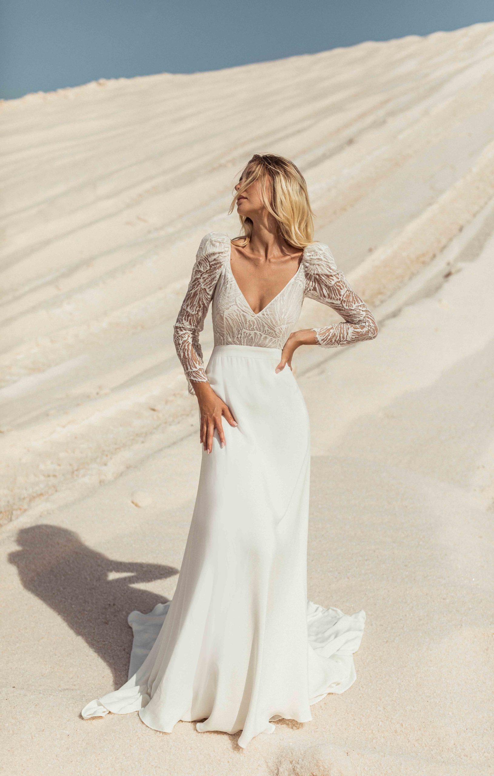 Robe de mariée en dentelle manches longues et dos nu Alhéna Caroline Takvorian