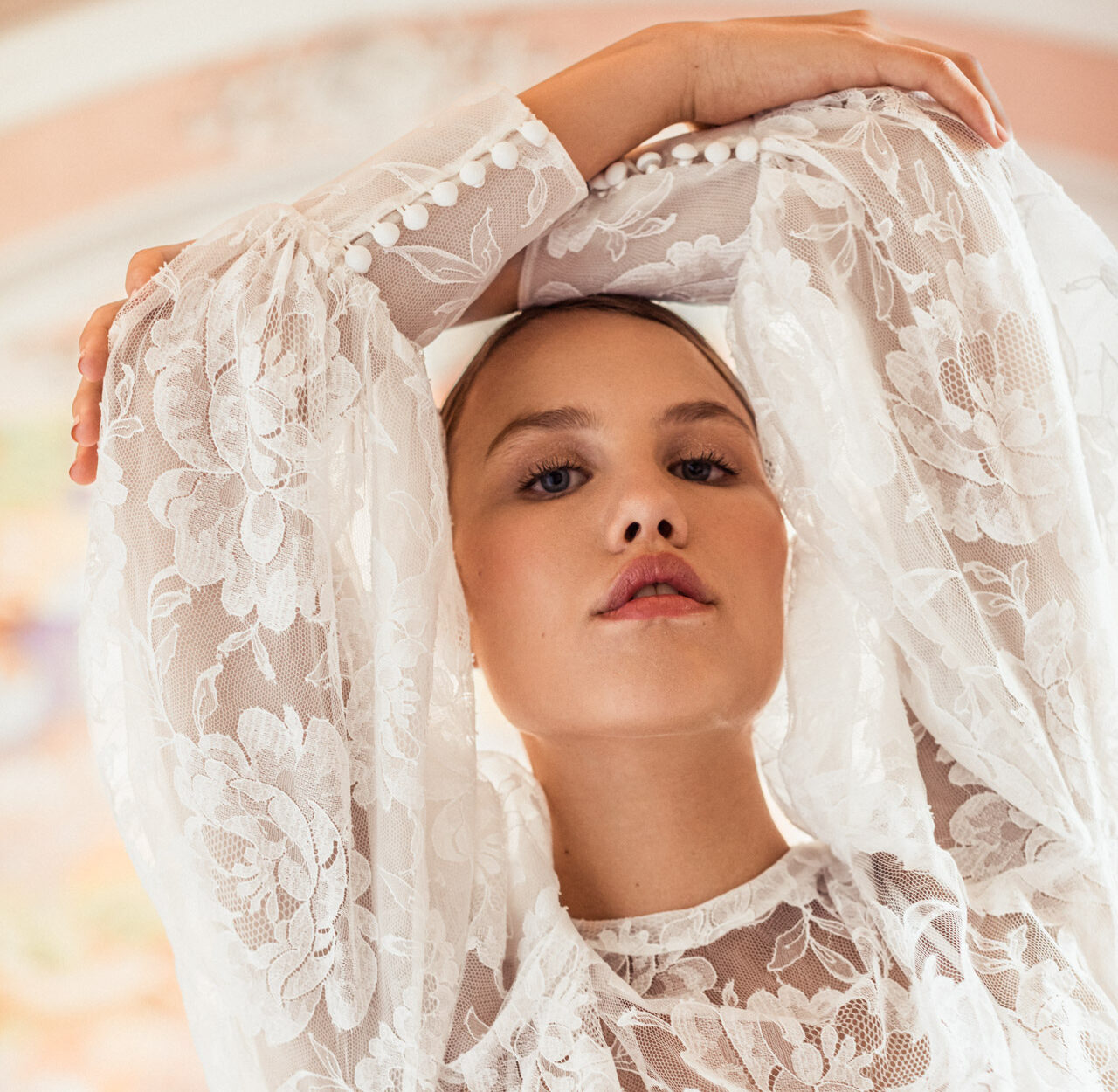 Détail du haut en dentelle PALAZZO de la robe de mariée May, création couture en dentelle de Calais, confectionnée dans l’atelier Caroline Takvorian à Lyon.