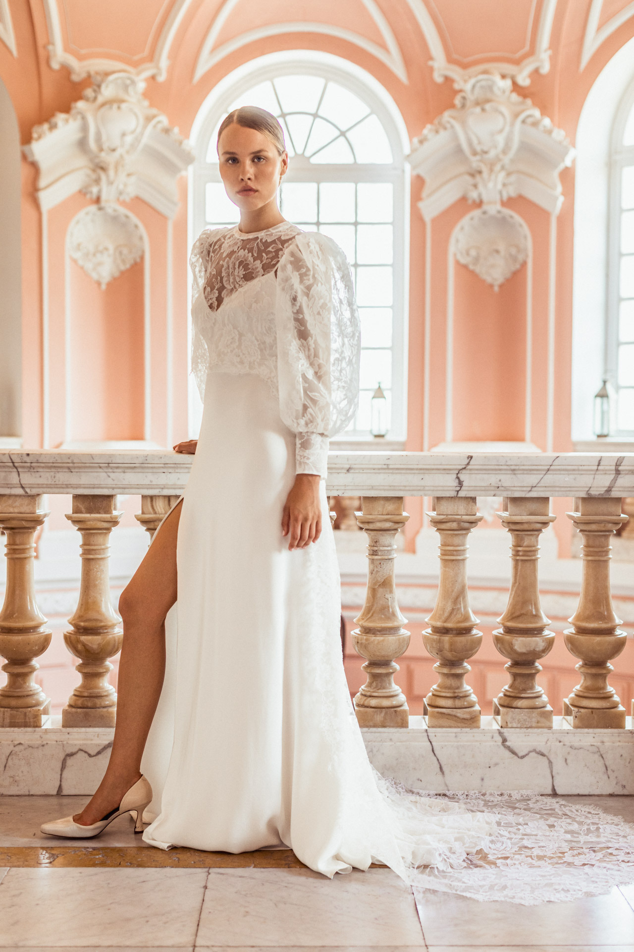 Vue en mouvement de la robe de mariée MAY et du top de mariée Palazzo, jupe en soie avec fente couture, modèle princesse moderne disponible à Lyon.
