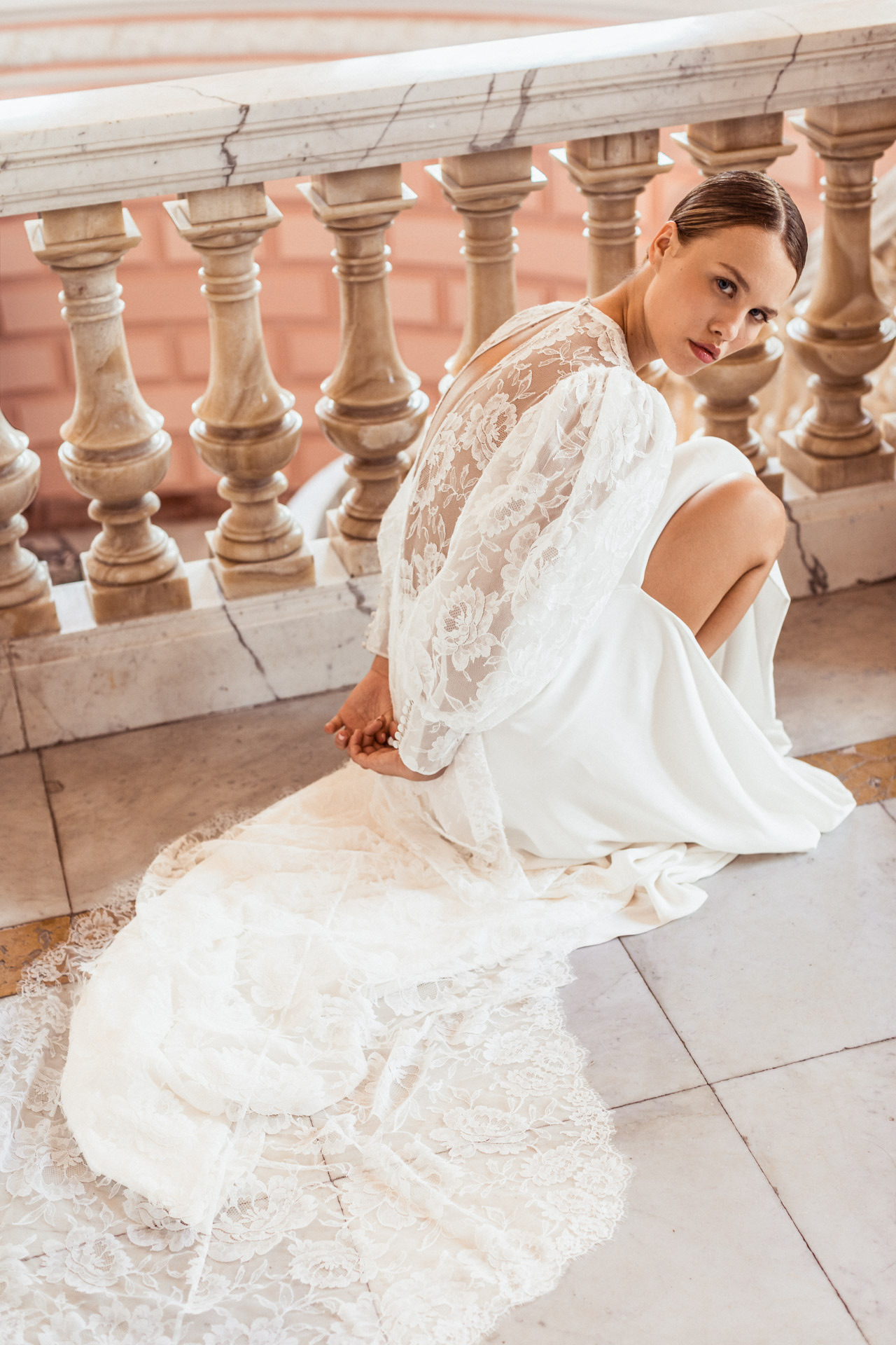 Vue arrière de la cape de mariée Palazzo, longue traîne et coupe couture signée Caroline Takvorian, confectionnée dans notre atelier de Lyon.