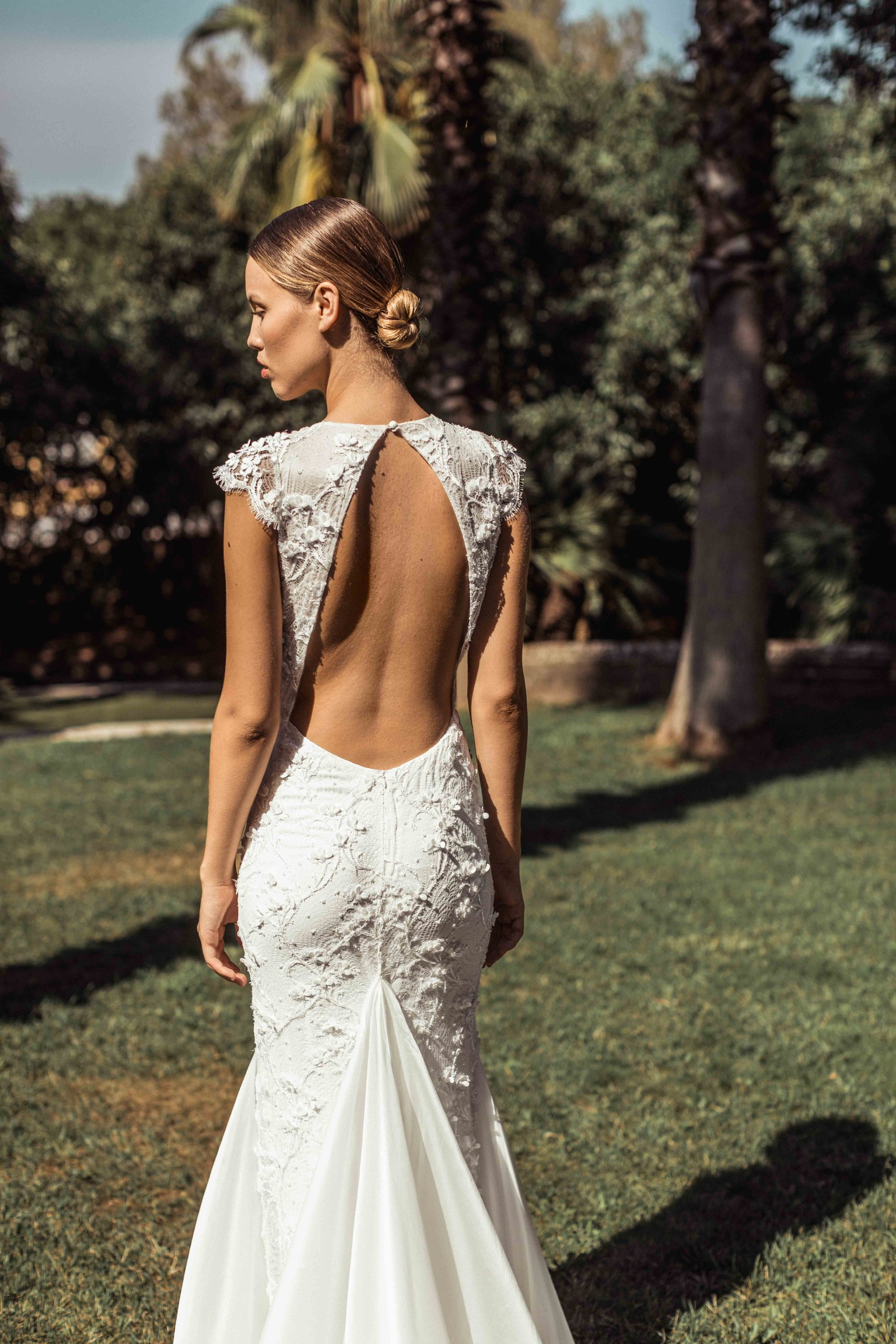 vue du dos nu de la robe de mariée Riviera en dentelle perlée de la créatrice de robes de mariées Caroline Takvorian