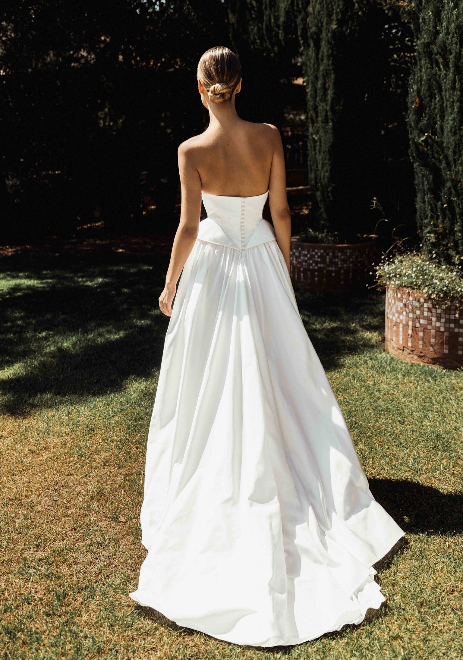 CAROLINE TAKVORIAN 2026 SCALA est une robe de mariée bustier au dos boutonné