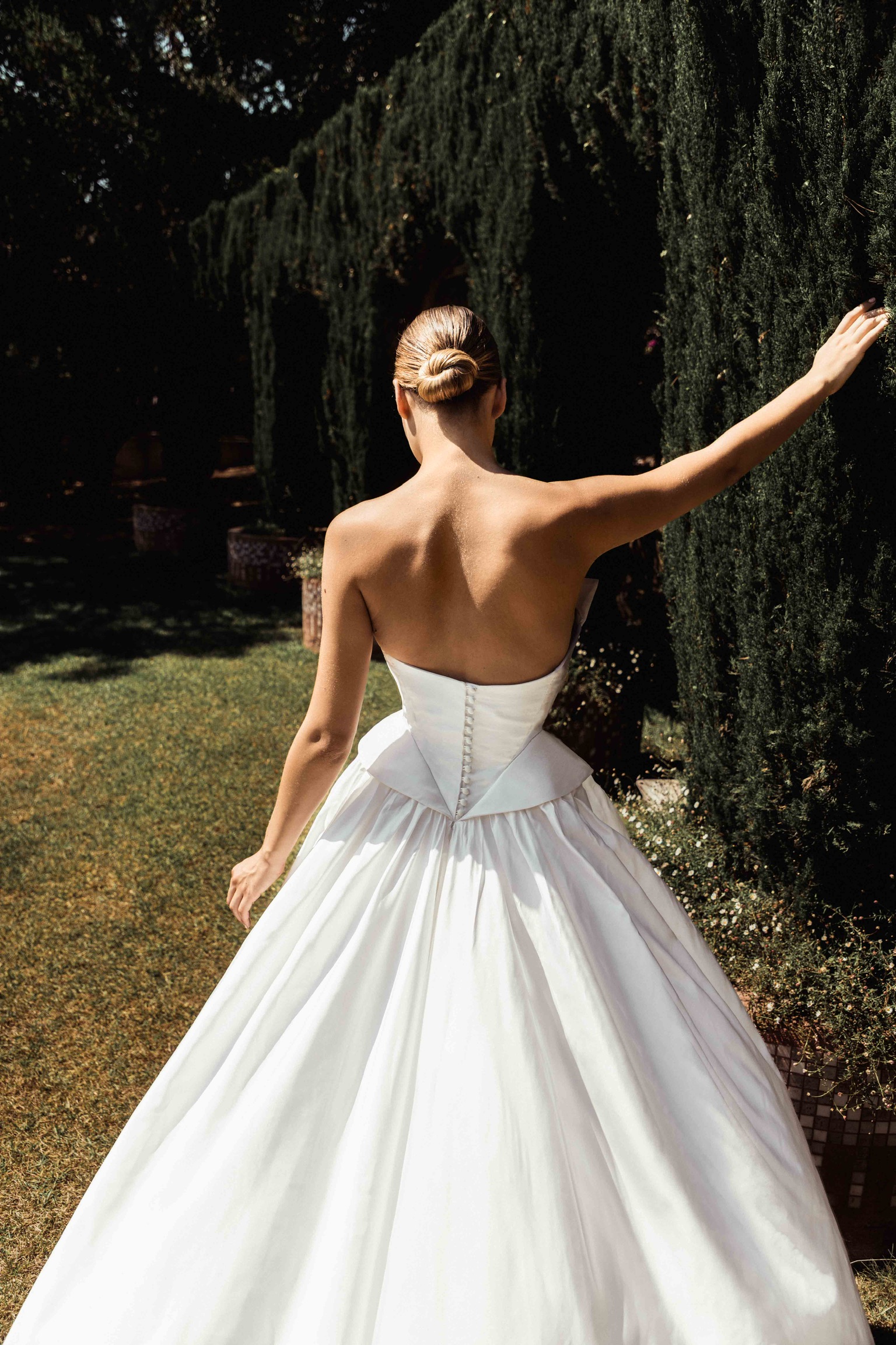robe de mariée bustier Scala , jupe évasée et dos boutonné avec des manches amovibles