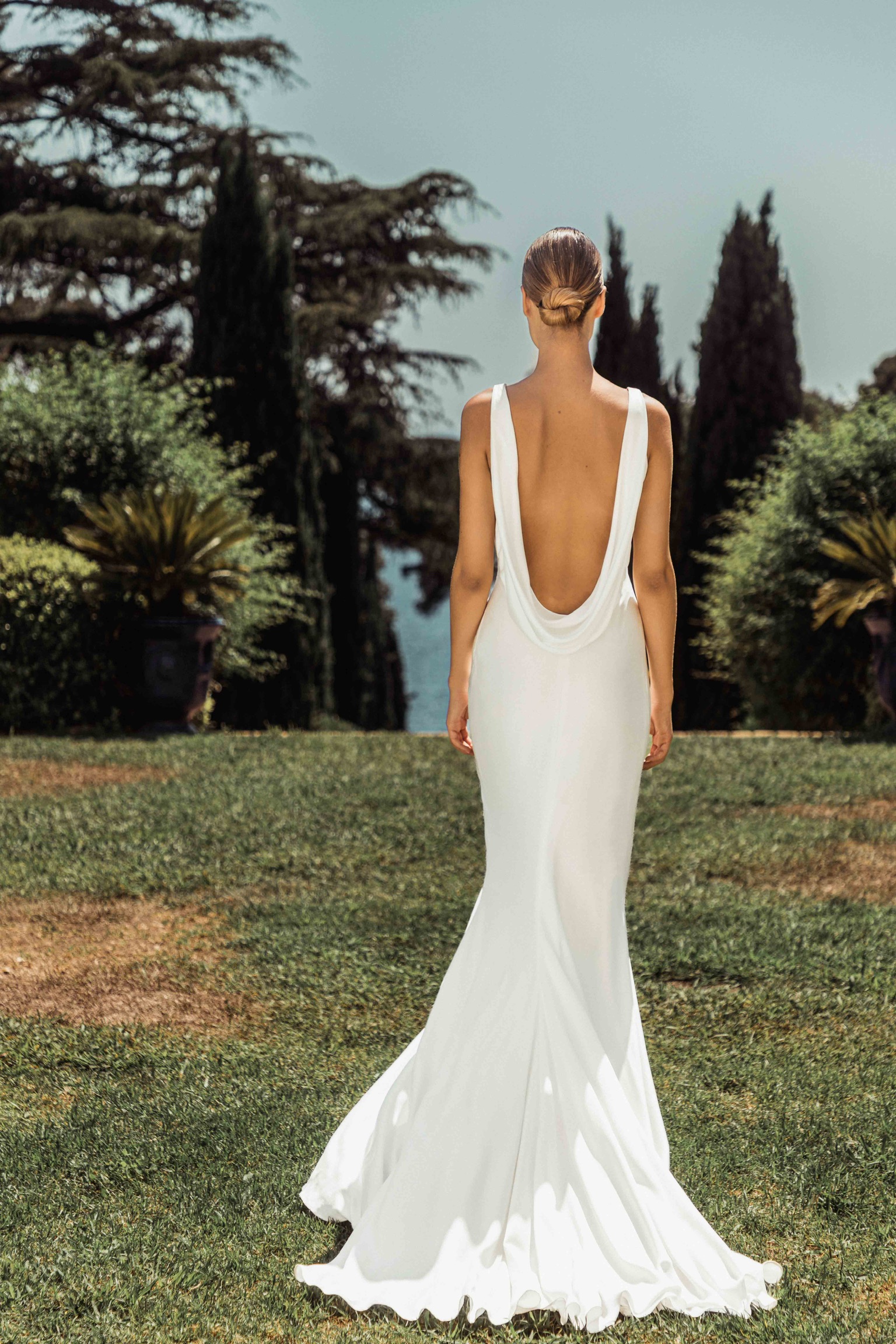 Robe de mariée sirène satinée Satine avec son grand dos nu drapé plongeant