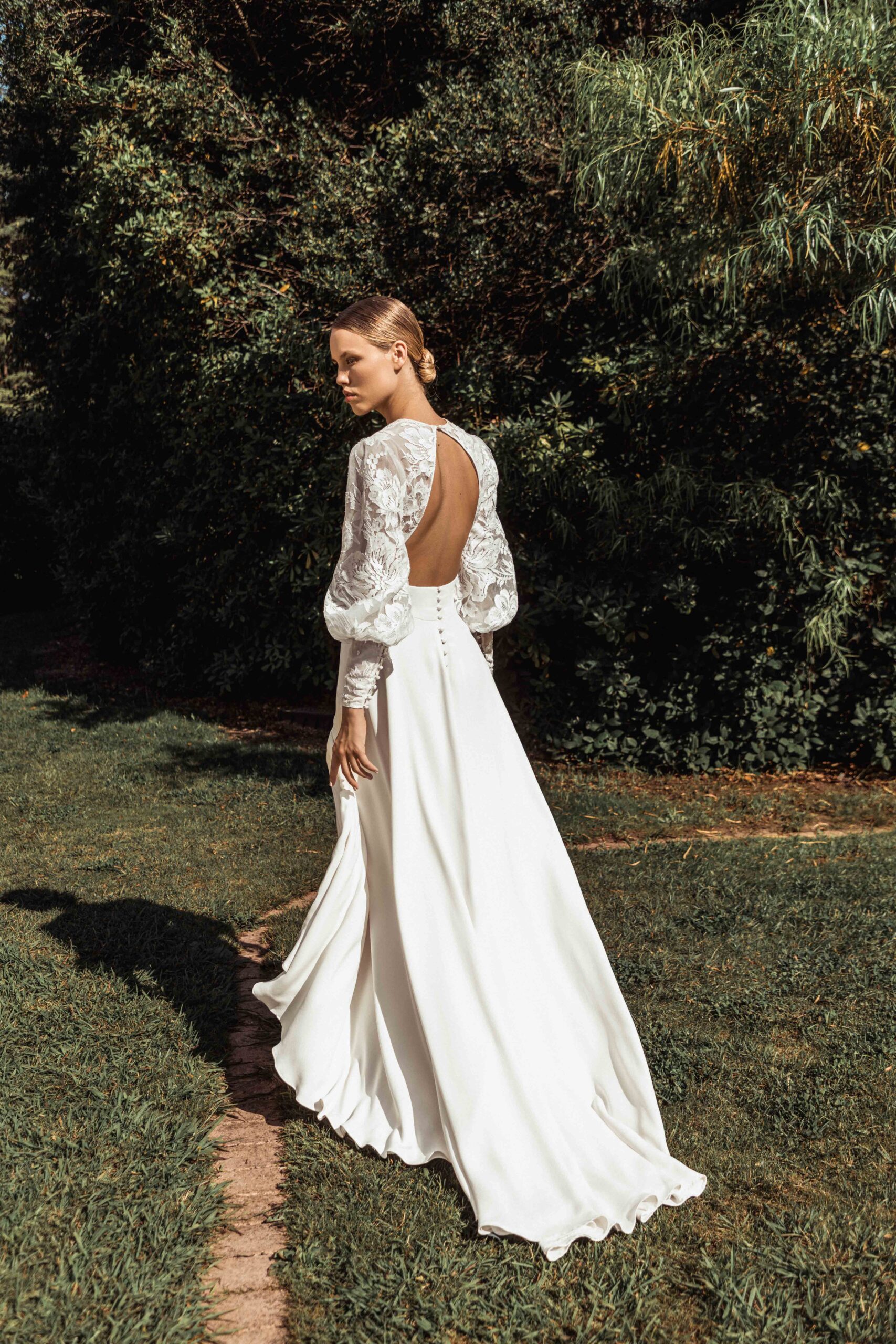 Vue dos de la robe de mariée bohème couture Muse avec ceinture large et manches ballon, modèle couture Caroline Takvorian à Paris.