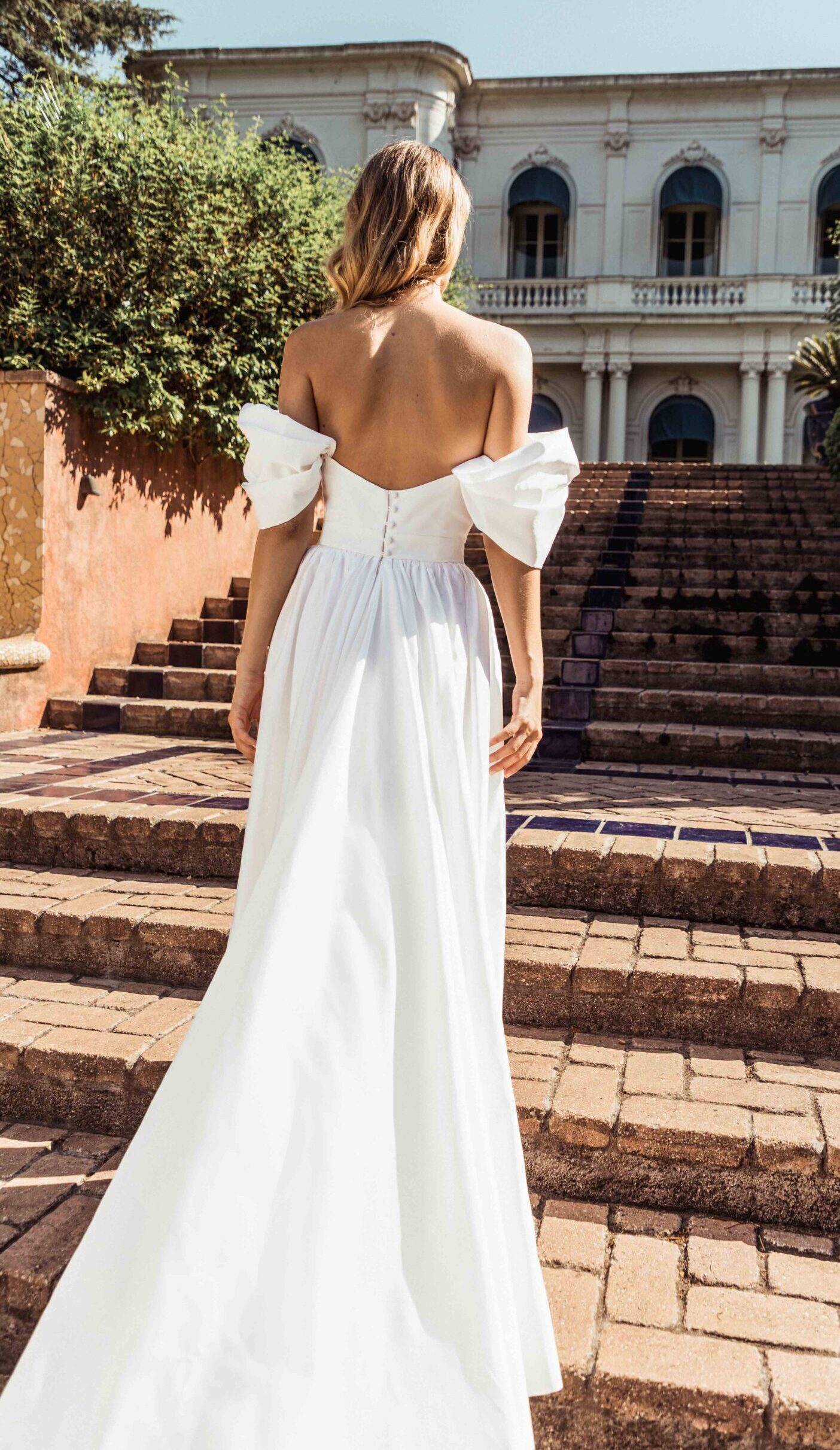 Robe de mariée Daya vue de dos, confectionnée dans notre atelier lyonnais et disponible dans notre boutique de robe de mariée à Lyon.