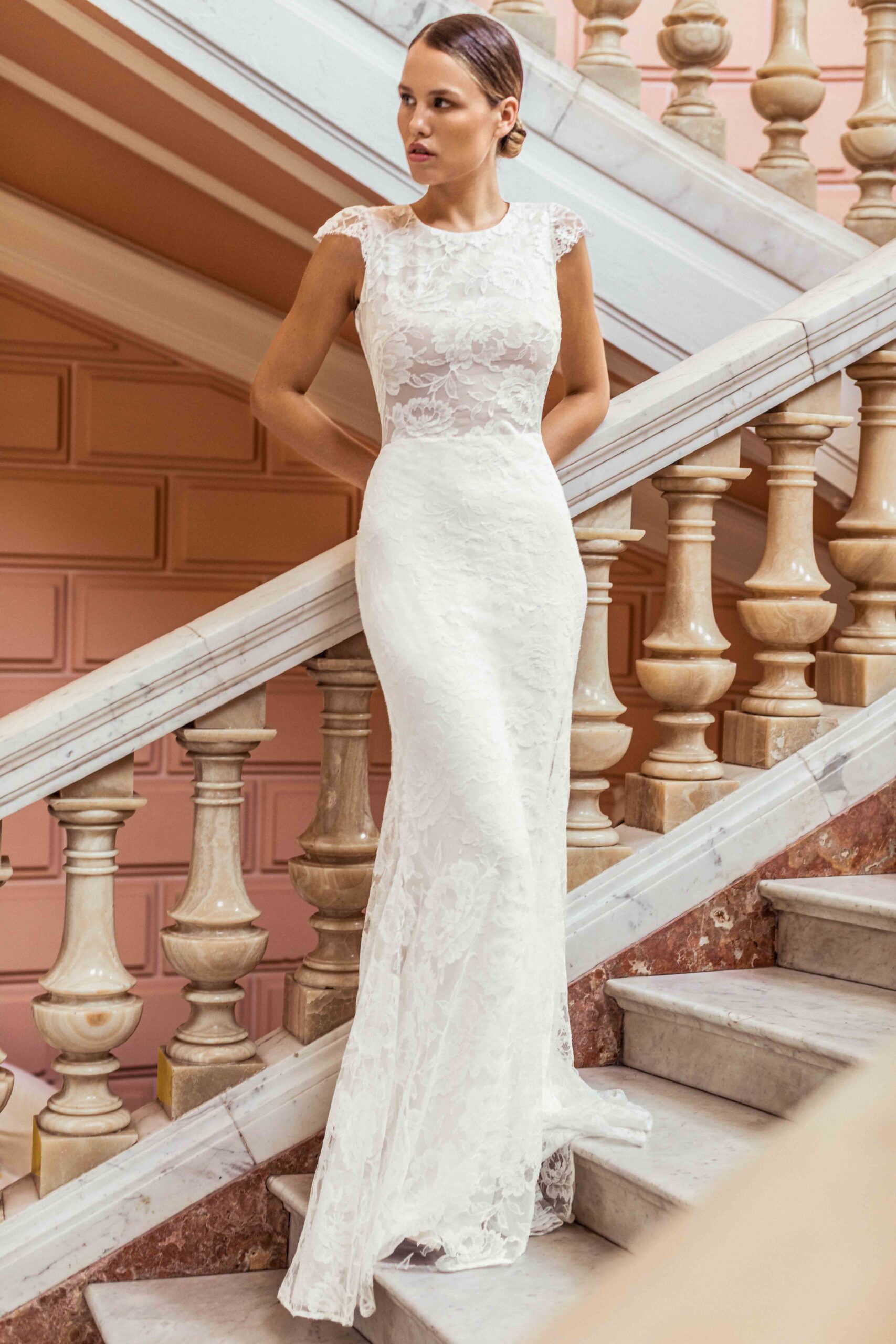 Vue de face de la robe de mariée dentelle Riviera, coupe sirène avec décolleté arrondi, création Caroline Takvorian à Paris et Lyon.