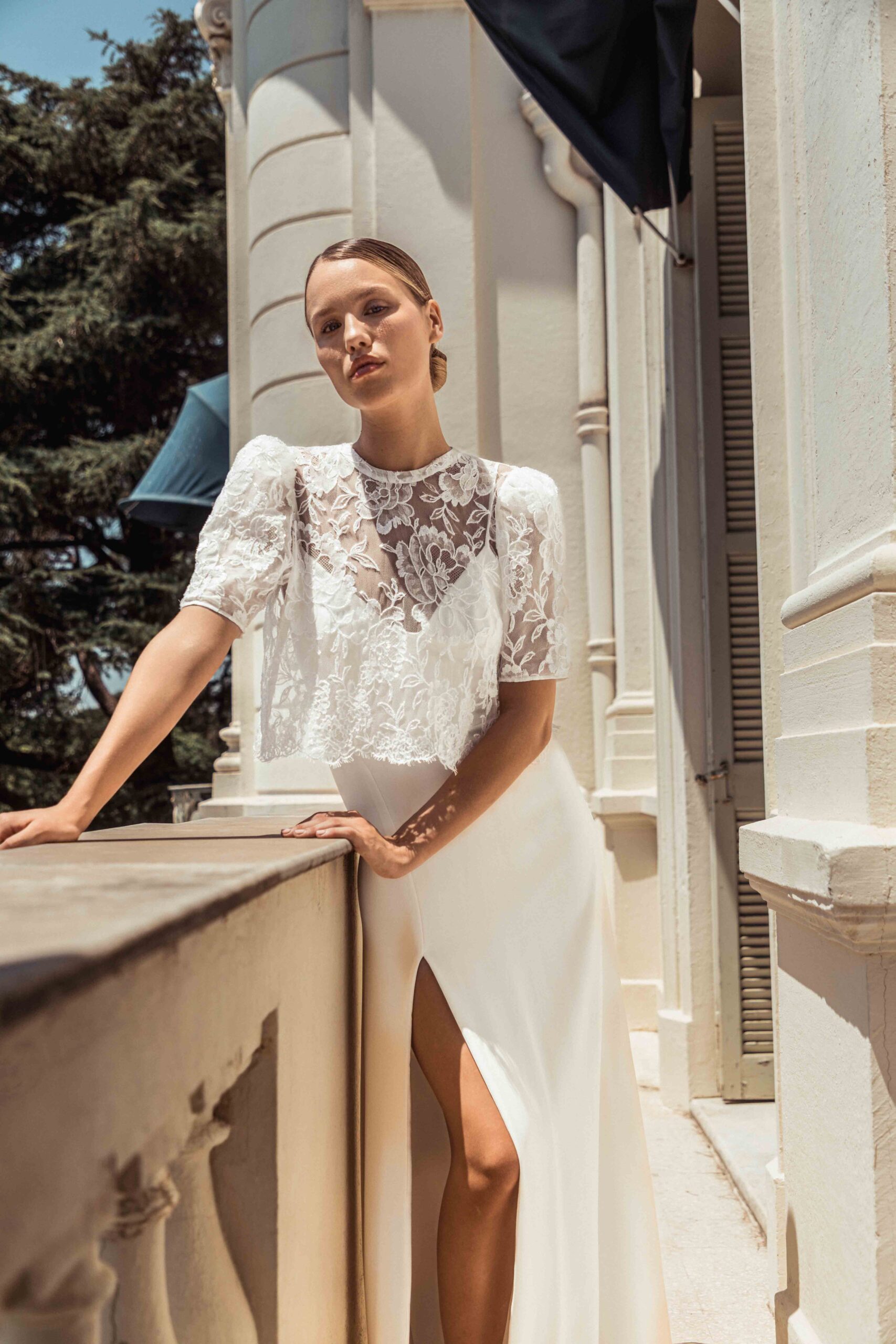 Ensemble de mariée moderne deux-pièces en soie et dentelle de Calais à Lyon disponible dans la boutique de Paris Caroline Takvorian