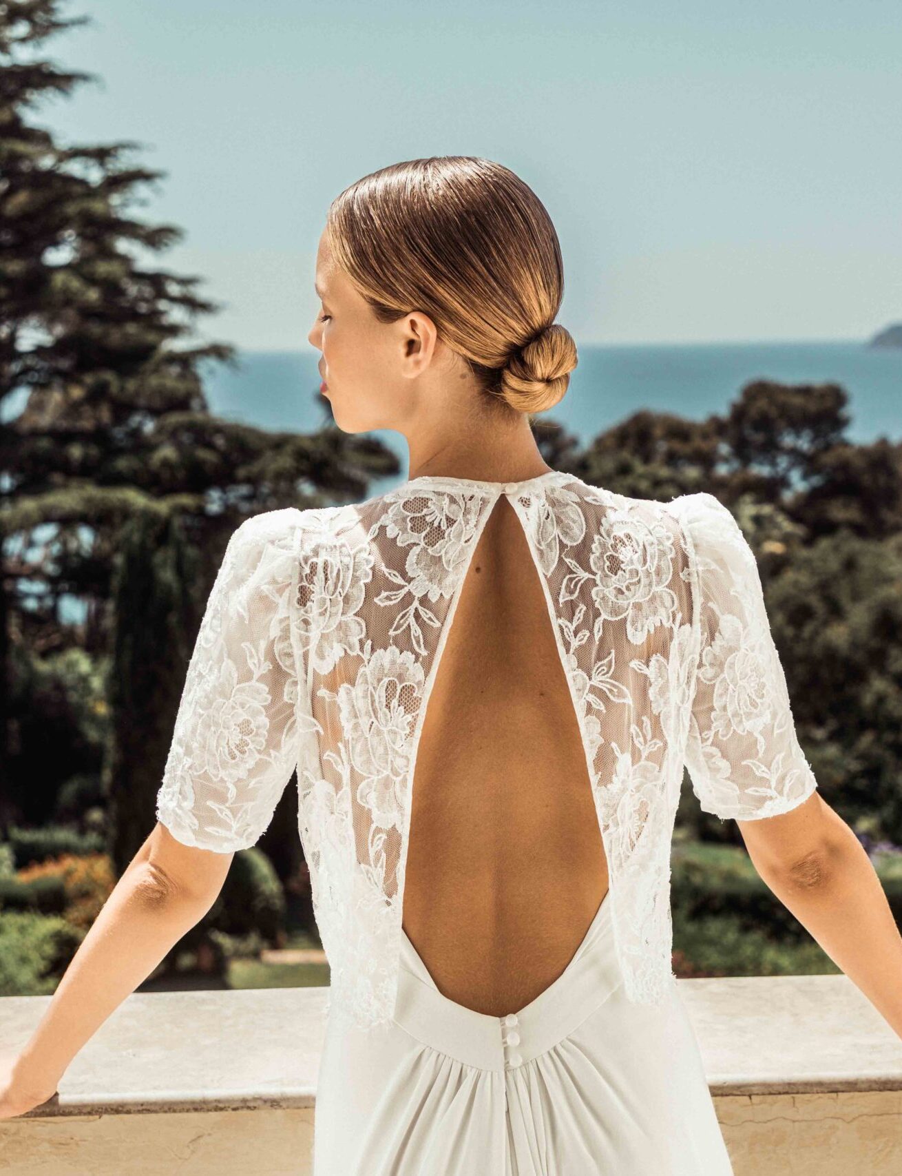 Detail du dos de l'ensemble de robe de mariée deux pièces May et Solstice à essayer dans les showroom de la marque Caroline Takvorian à Paris et à Lyon