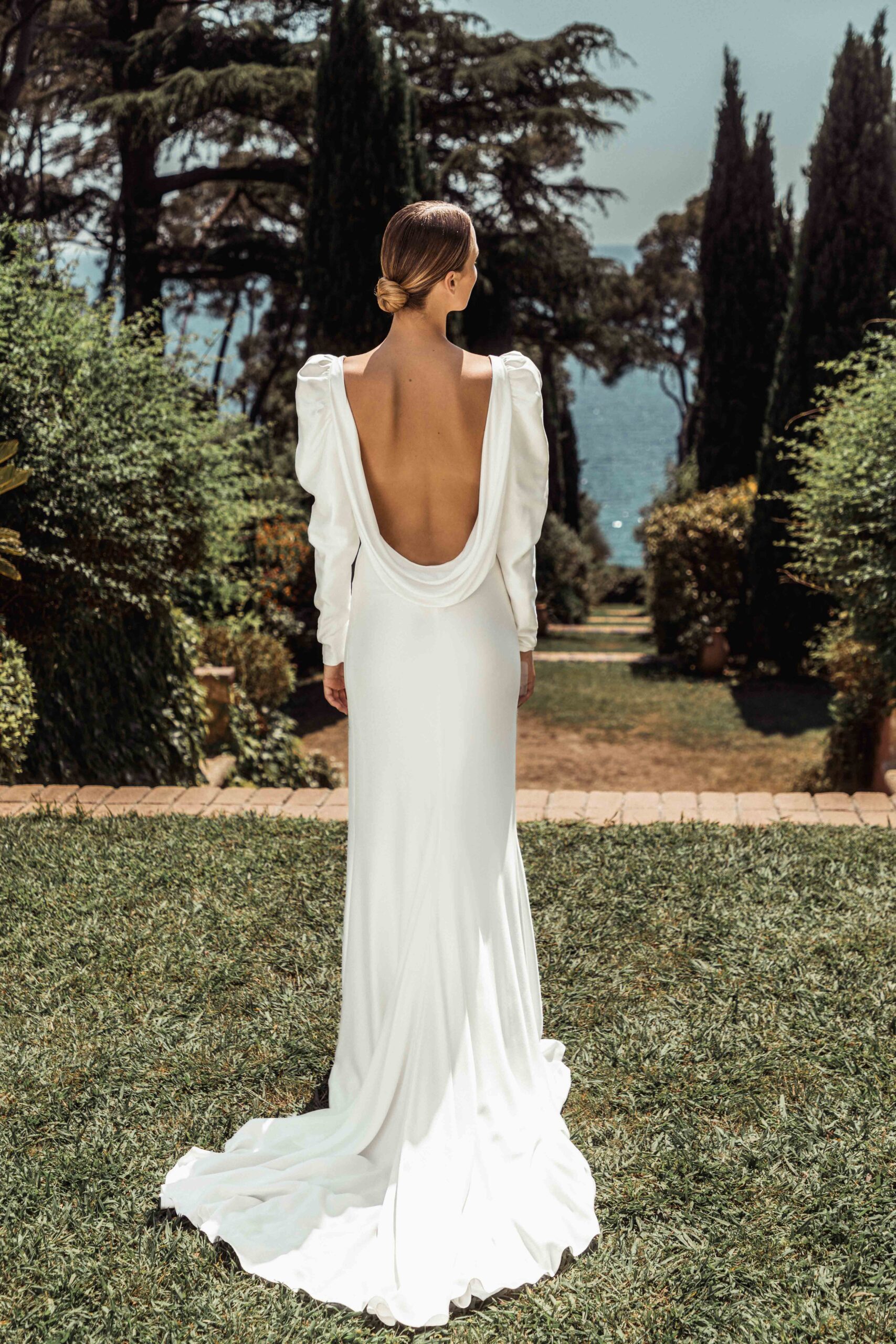Détail du dos nu plongeant en U de la robe de mariée sirène Satine, showroom Paris