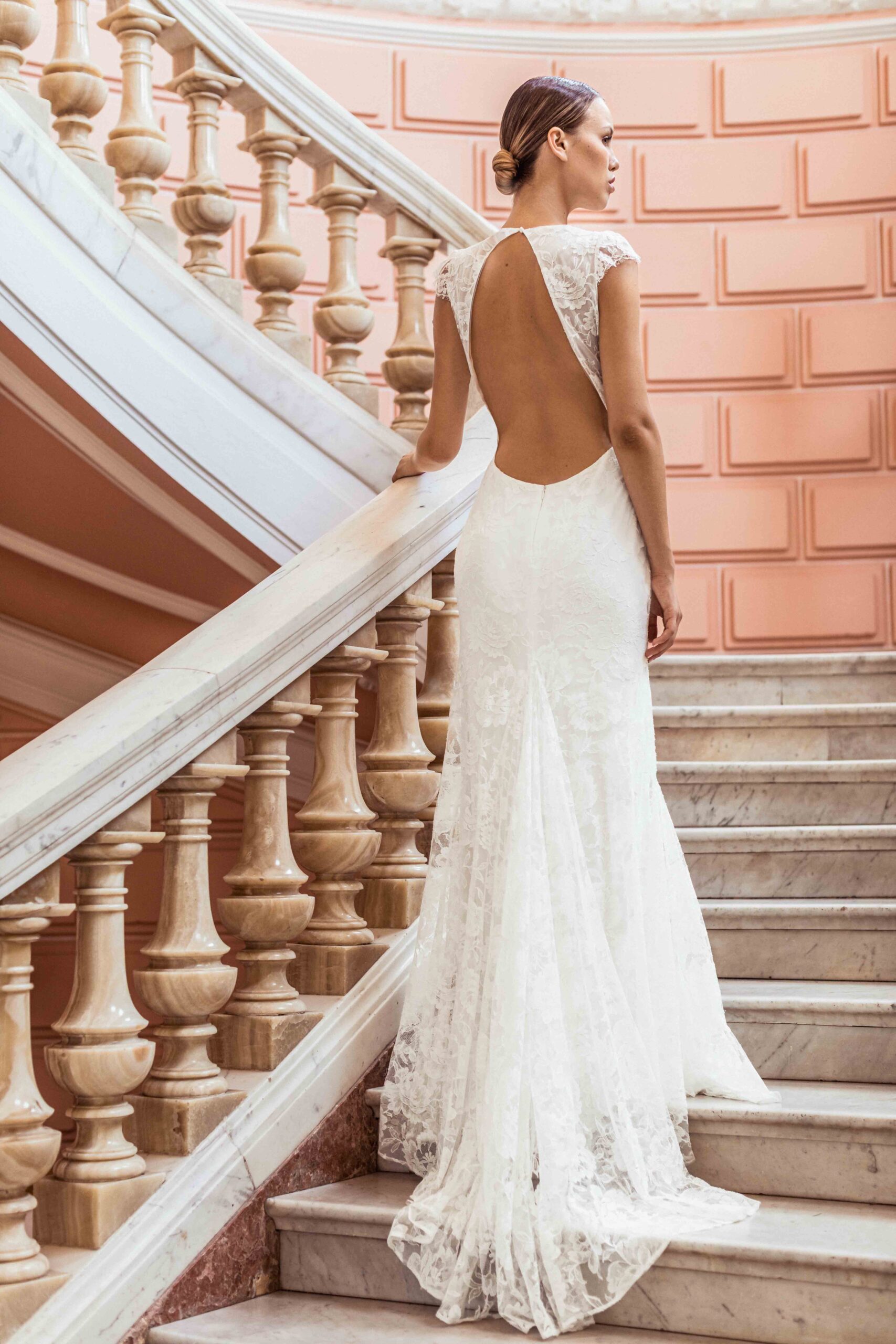 Robe de mariée dentelle sirène Riviera Caroline Takvorian, petites manches et silhouette ajustée, essayage dans nos showrooms de Lyon.